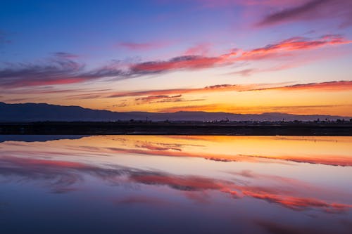 Plan D'eau Sous Ciel Gris à L'heure D'or