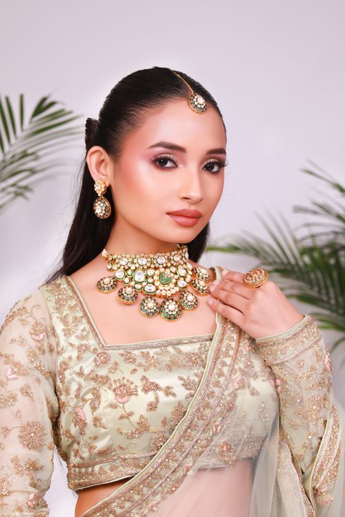 Free Beautiful Indian bride in traditional attire with intricate jewelry and makeup. Stock Photo