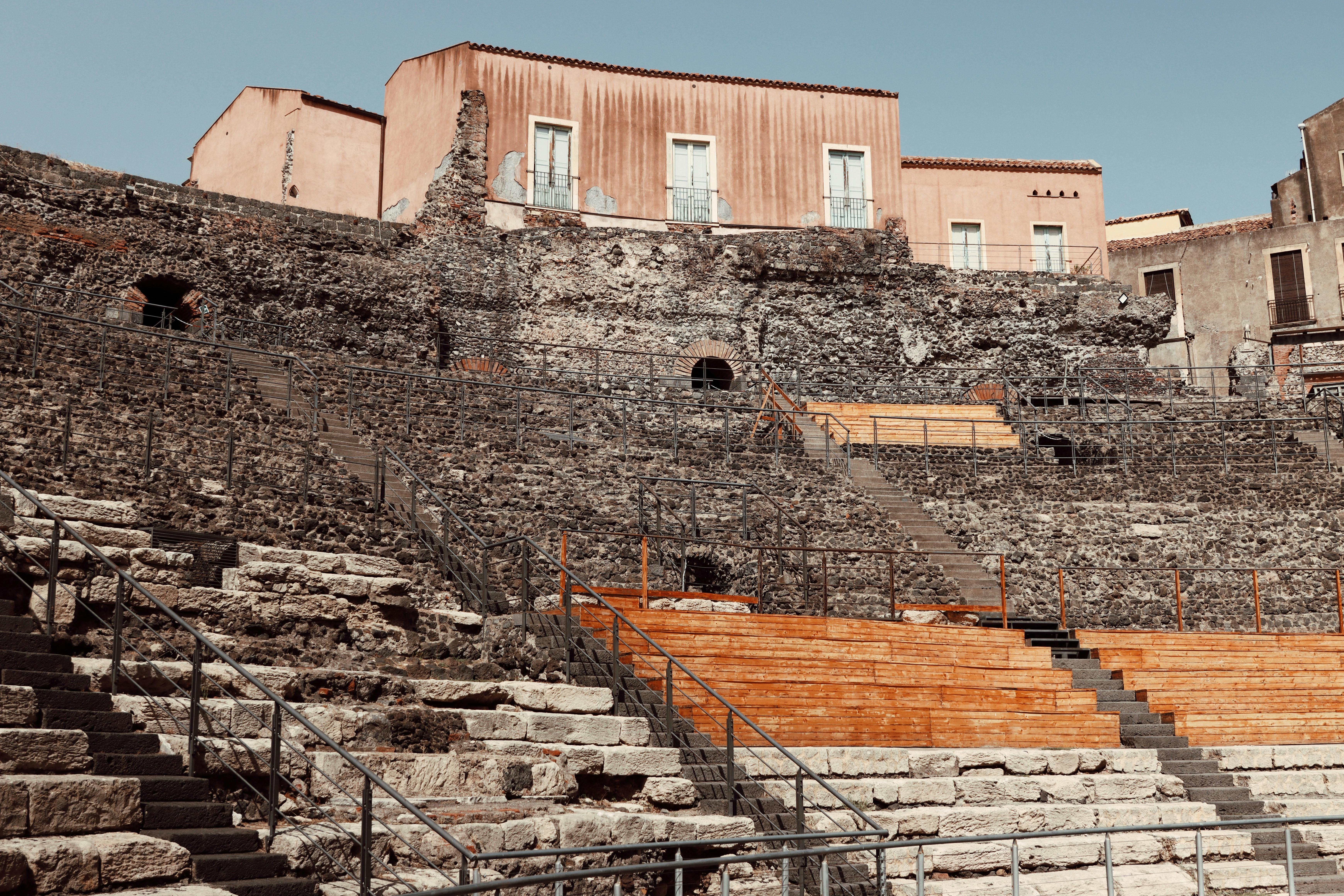 Gratuit Explorez la grandeur de l'ancien amphithéâtre romain de Catane dans le riche paysage historique de la Sicile. Photos