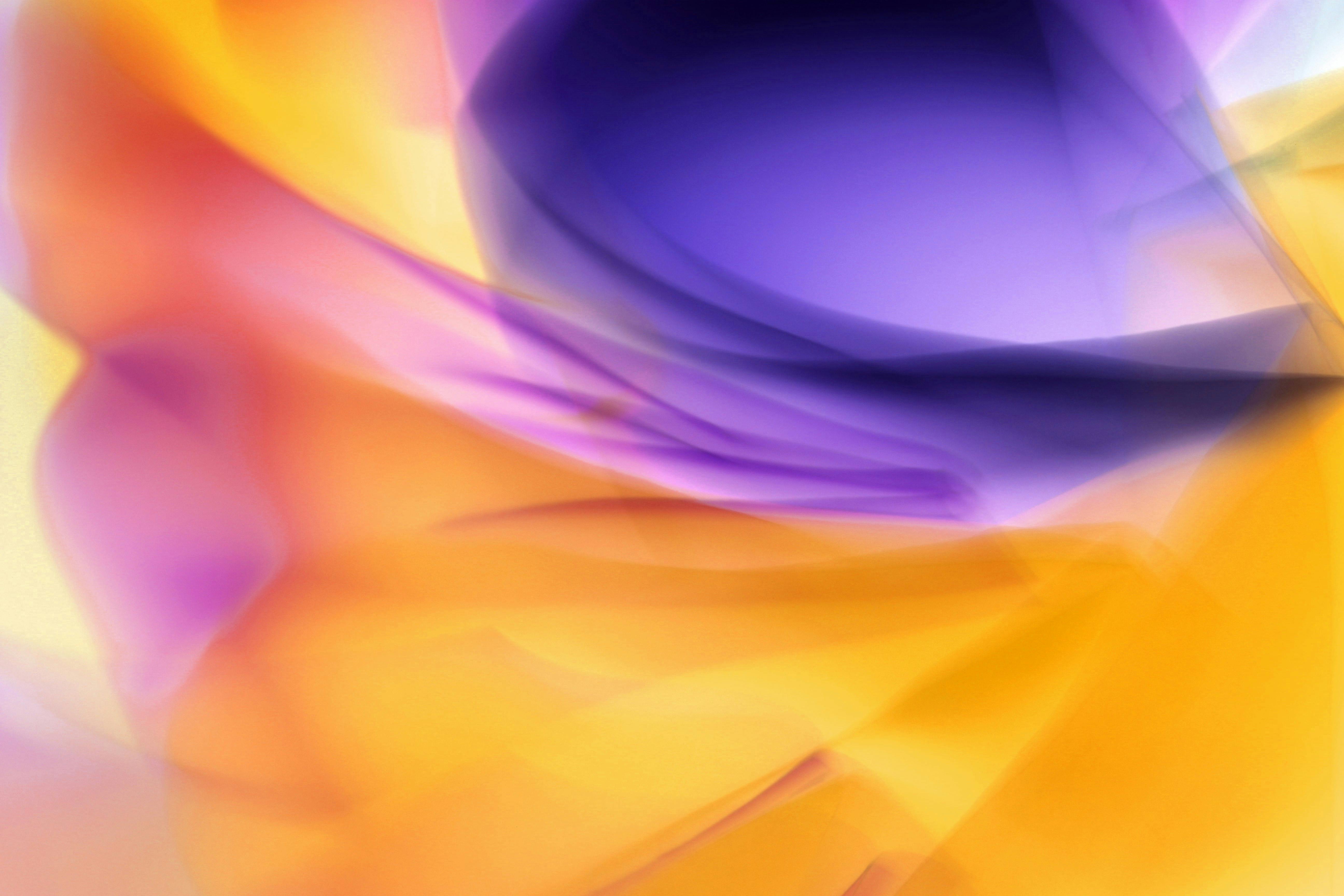 grátis Arte abstrata dinâmica com cores roxas e laranja vibrantes. Foto profissional