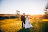 一对穿着婚纱的美丽夫妇在澳大利亚悉尼欣赏浪漫的日落