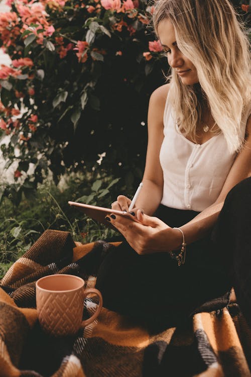 Femme écrivant Sur Ipad