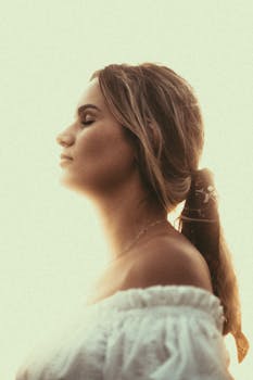 温暖的阳光照亮了一个女人闭着眼睛的平静侧影