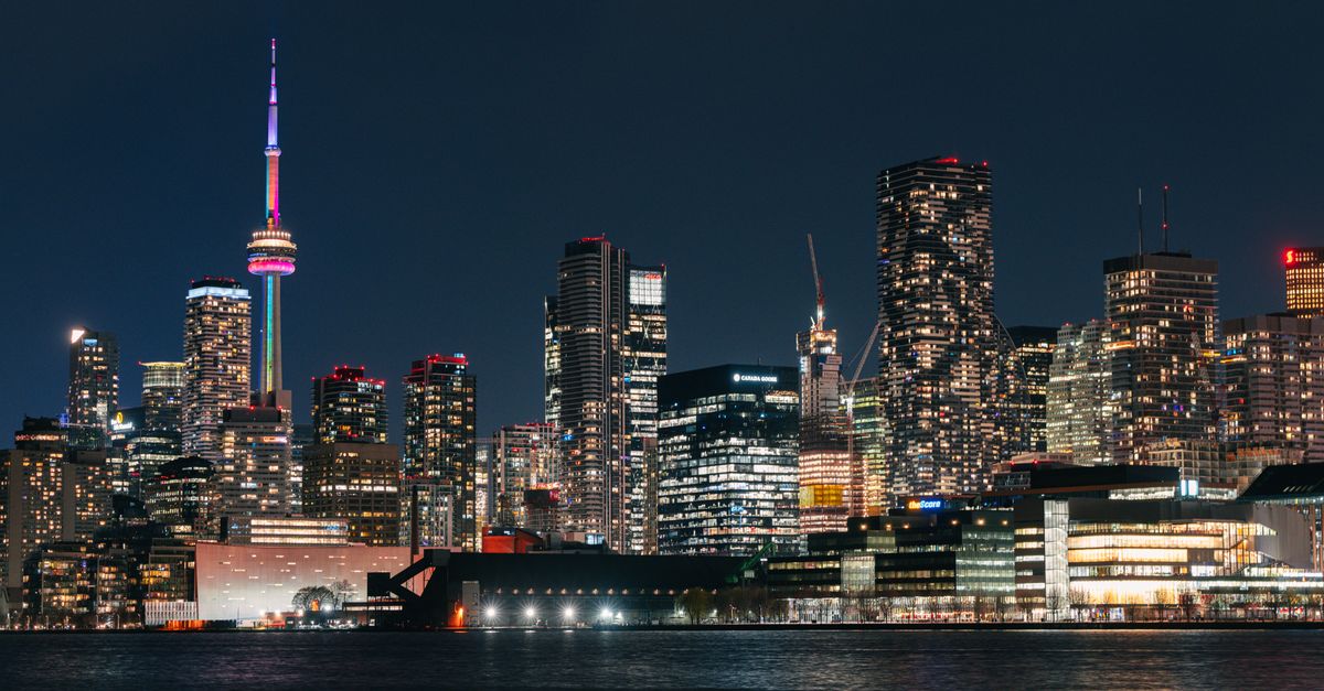 Toronto house for sale sign, tariff pressure on Canadian home prices and mortgages