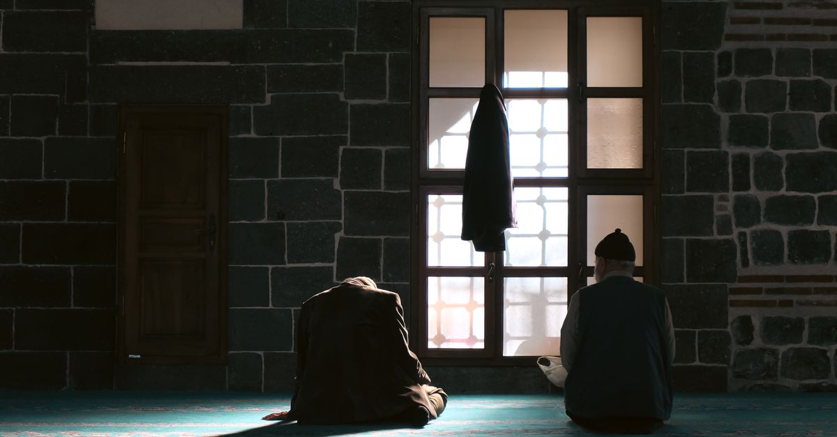 Rüyada Dini Mekânlar Ziyaret Etmek - Rüya Tabiri ve Anlamı - Mimari güzelliği ve manevi huzuru bir arada sunan Diyarbakır Ulu Camii'nin içinde namaz kılan iki adam.