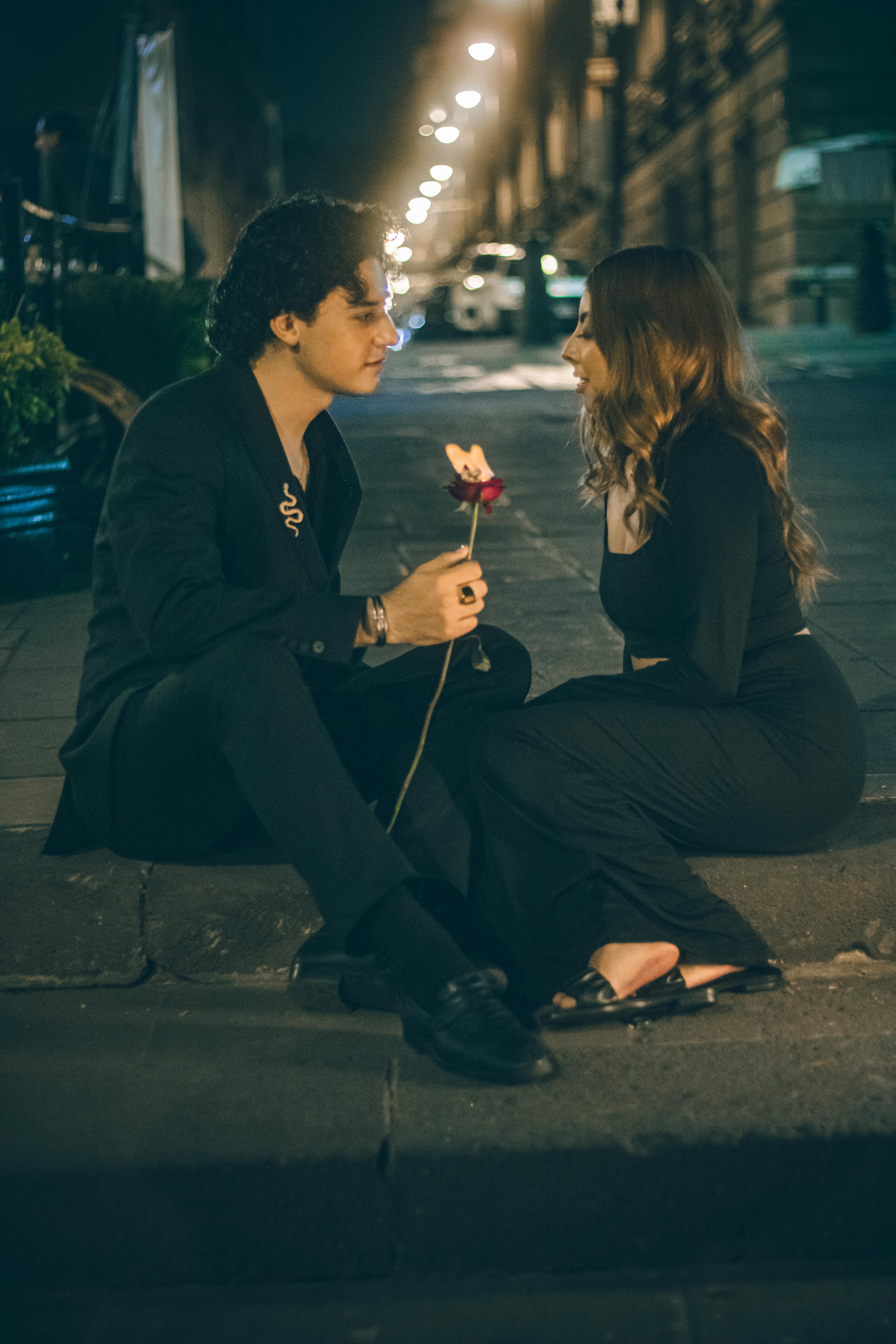 Couple enjoying a romantic evening on the streets of Ciudad de México at night.