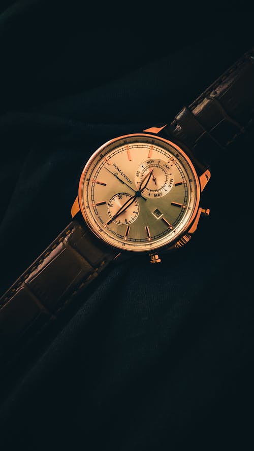 黑色皮革錶帶金色圓形計時碼表