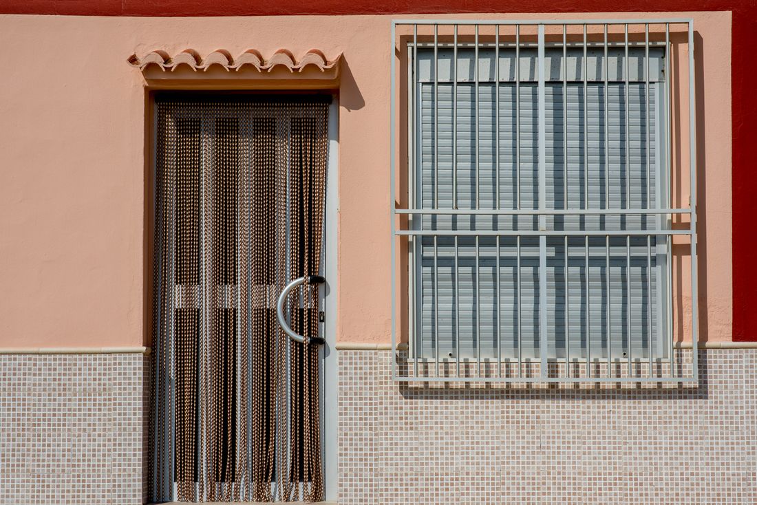 Puerta y ventana de estilo mediterraneo con rejeria de forja