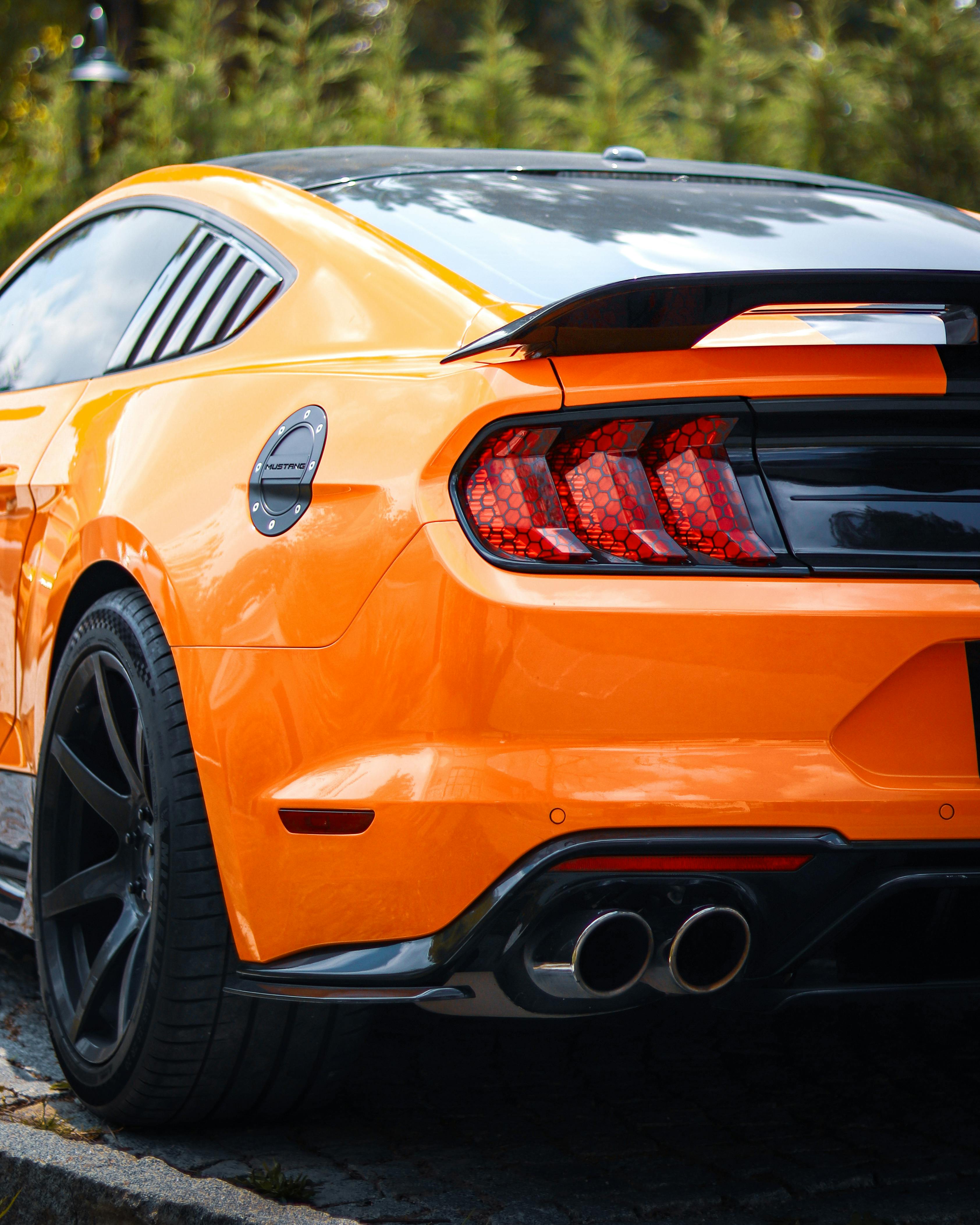 ingyenes Orange Mustang a szabadban parkol Sapancában, Türkiye államban, stílusos dizájnnal és élénk felülettel. Stockfotó