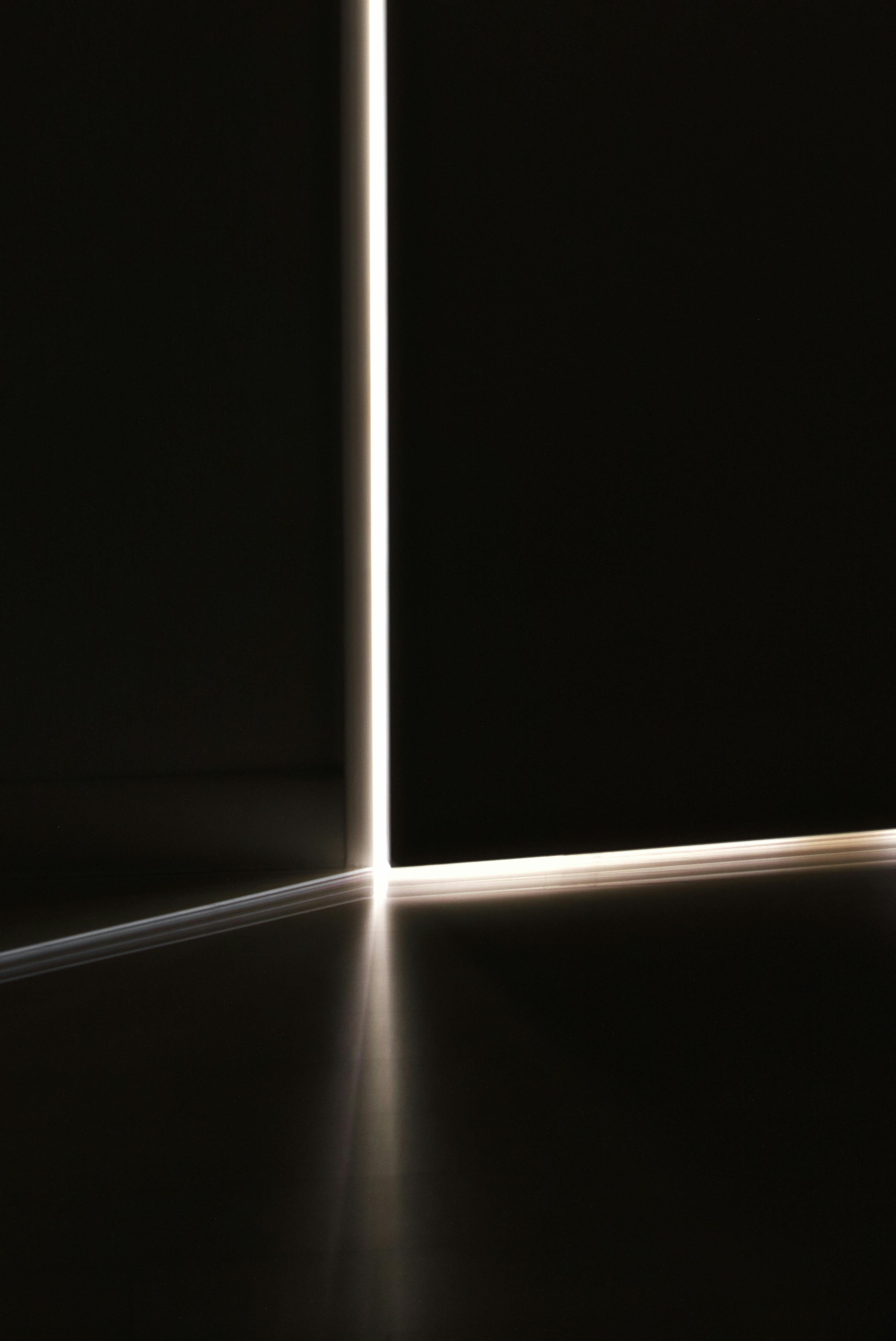 Kostnadsfria En minimalistisk komposition av en ljusstråle som går in i ett mörkt rum för atmosfärisk effekt. Stock foto