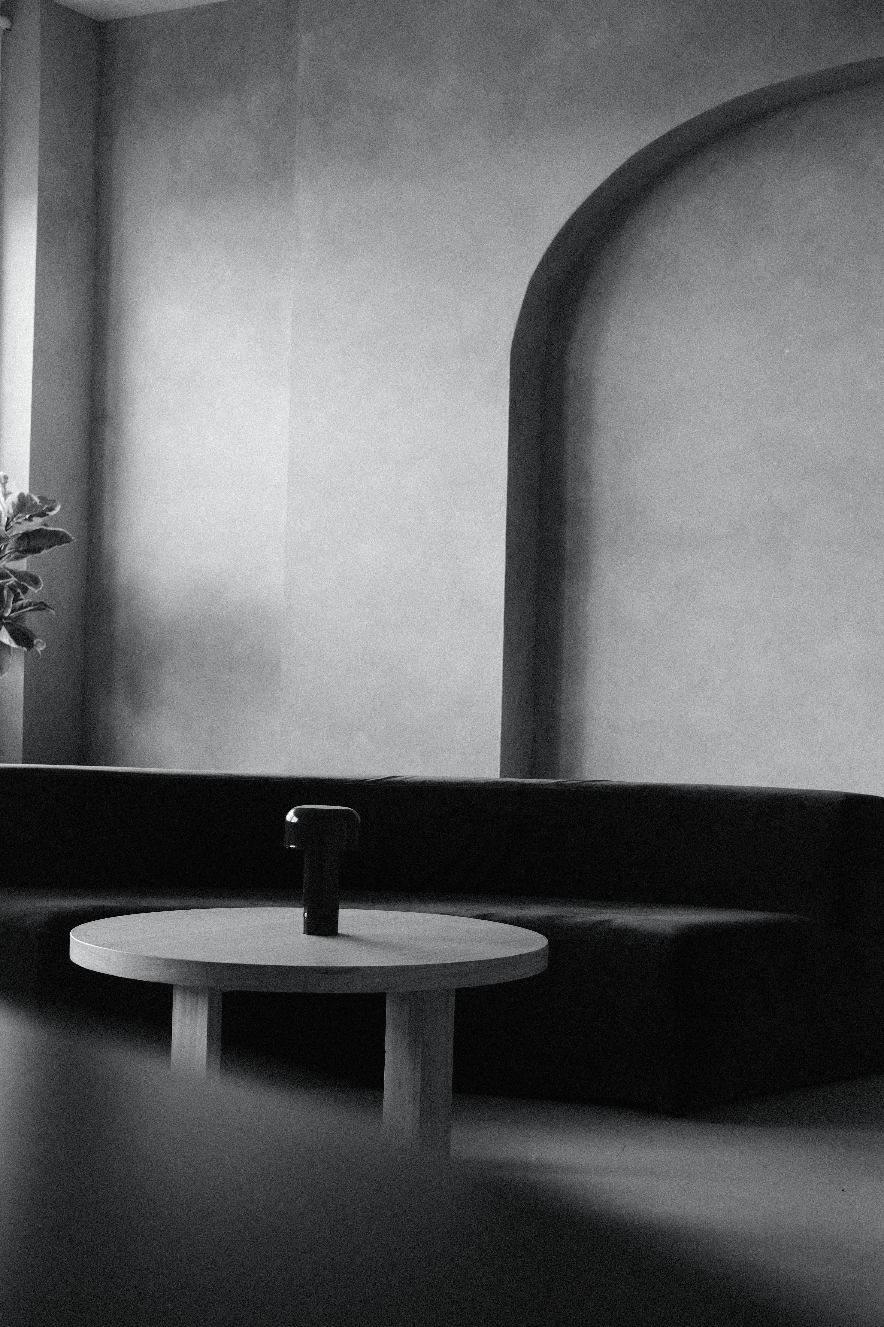 gratis Elegant zwart-wit interieur met natuurlijk licht en een gebogen bank in Montreal. Stockfoto