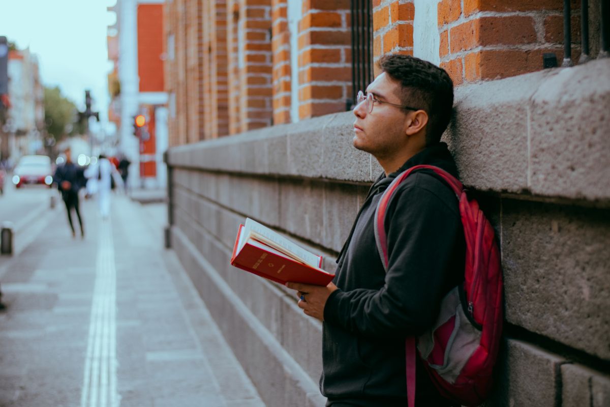 student moves in Worth — Loaded properly: blankets, straps and a plan in Worth