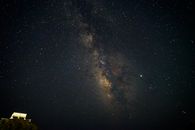 迷人的银河系景色在星空夜空中，非常适合天文爱好者