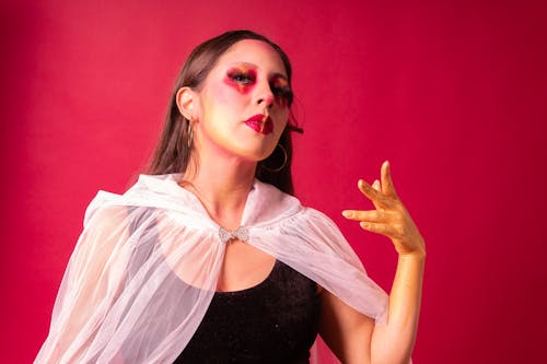 Auffälliges Portrait mit rotem Hintergrund