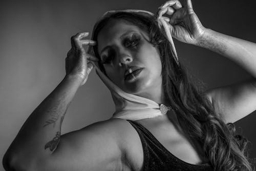 Künstlerisches Schwarzweiß-Portrait einer Frau