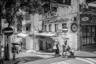香港街景以单色调呈现，突出步行体验与城市建筑特色
