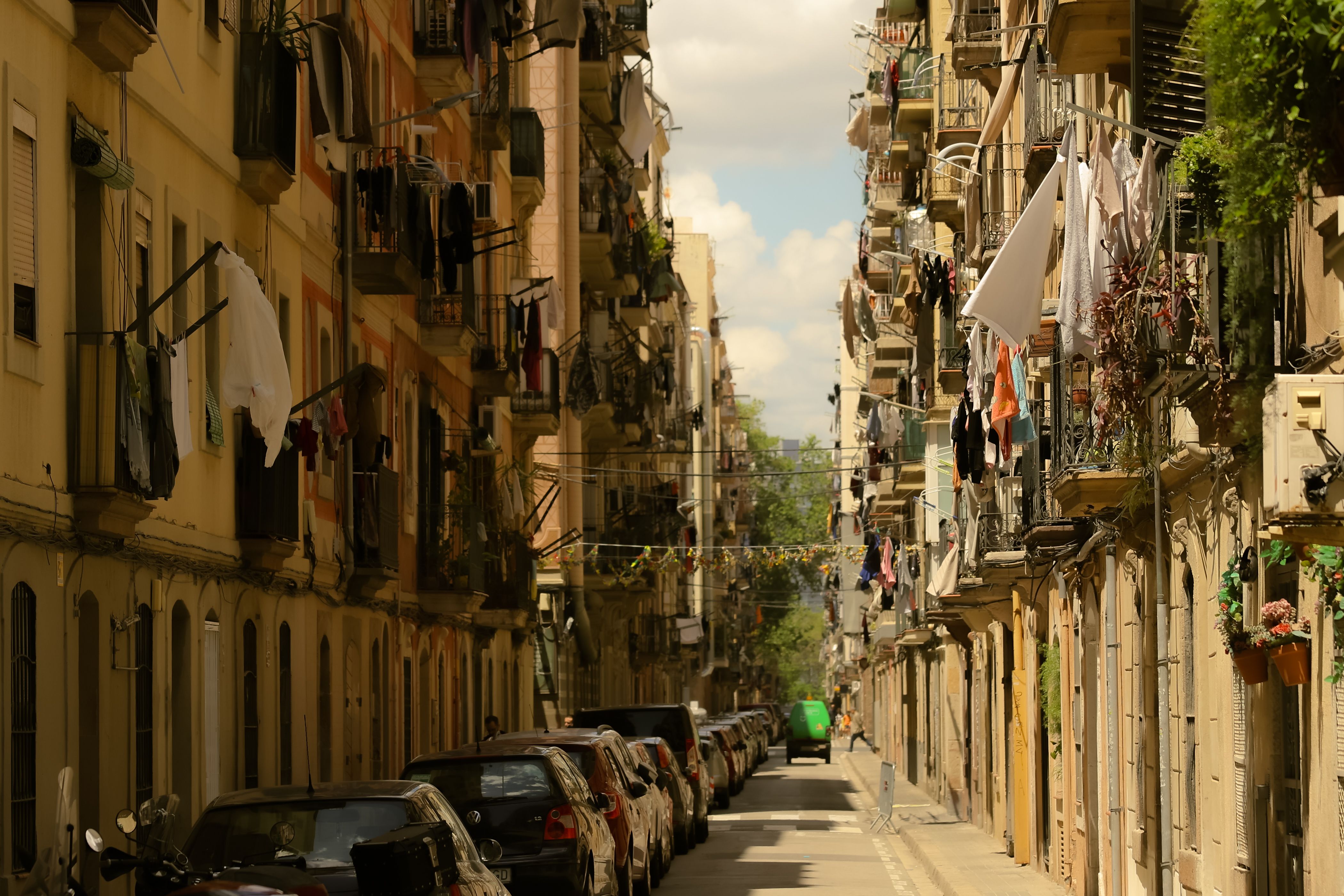 Barceloneta strand útikalauz: tippek magyar utazóknak – Barceloneta neighborhood narrow streets Barcelona