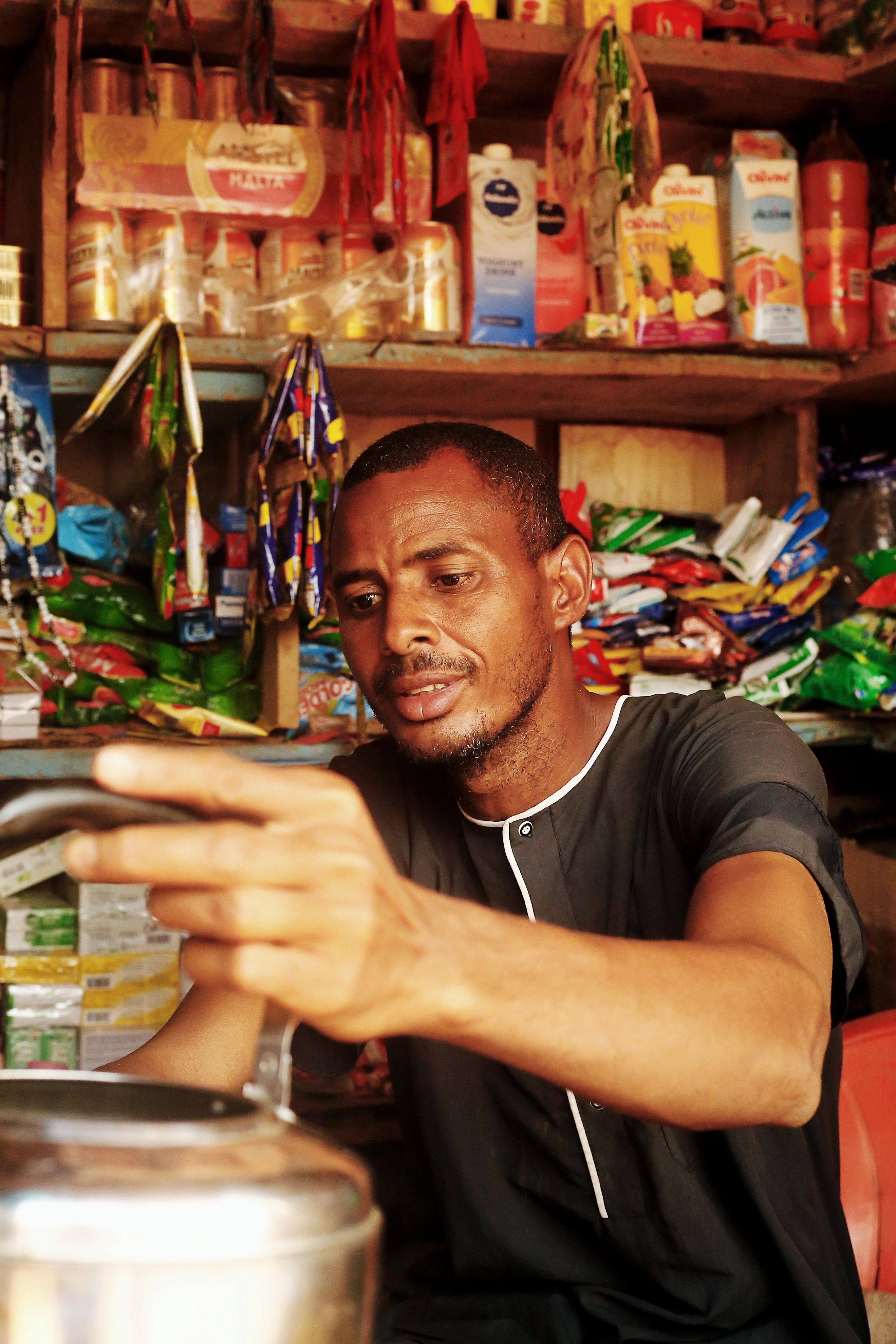 Un homme range des produits dans une boutique à Abuja
