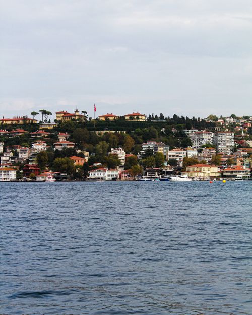 Free Charming coastal neighborhood in Istanbul overlooking the Bosphorus, showcasing traditional architecture. Stock Photo