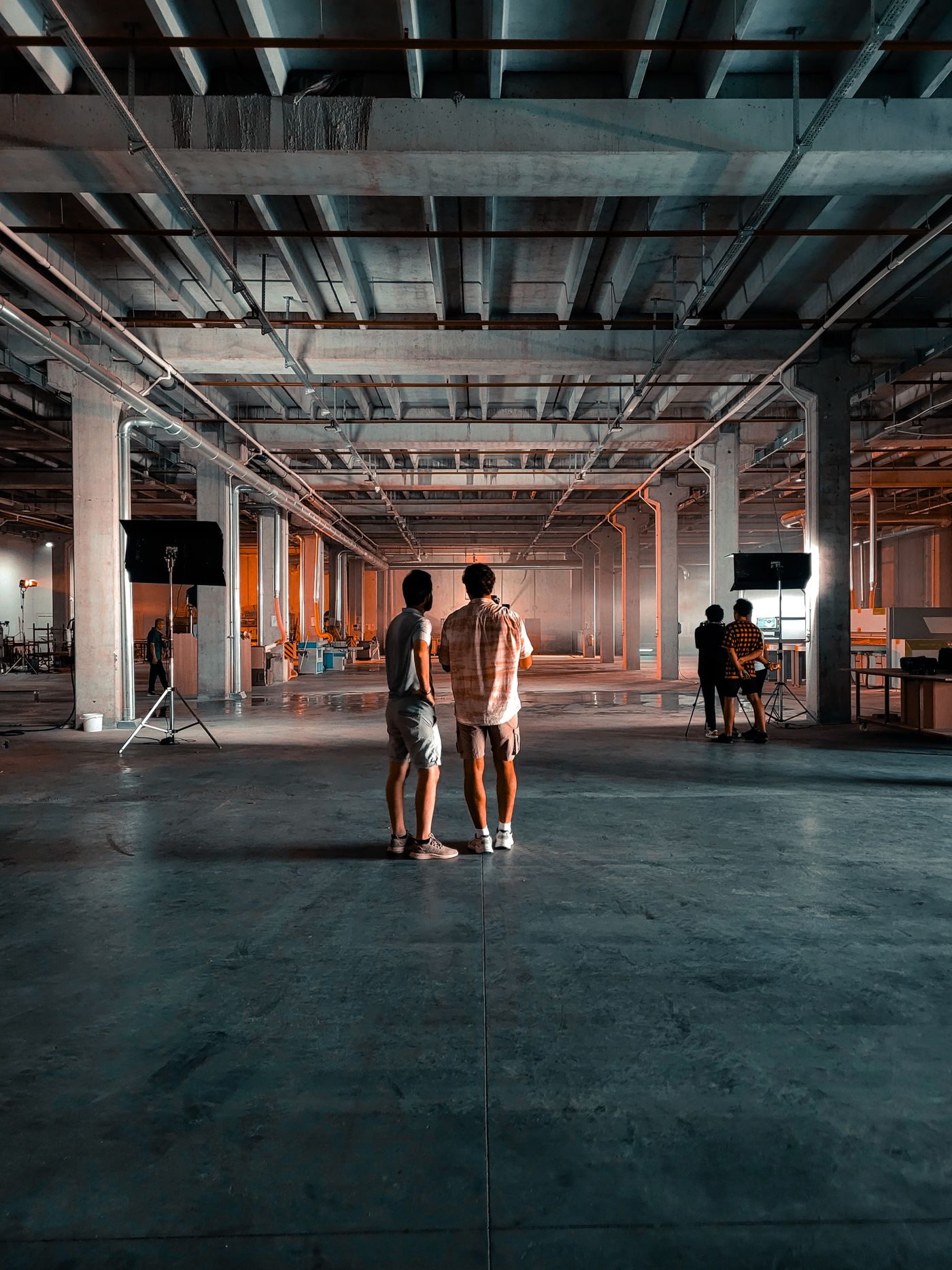 Décor industriel illustrant un tournage en environnement technique