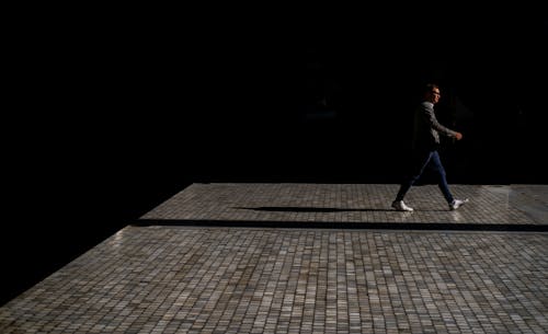 Foto stok gratis background hitam, bayangan hitam, berjalan