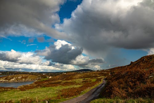 Gratis arkivbilde med biltur, blå himmel, fjell