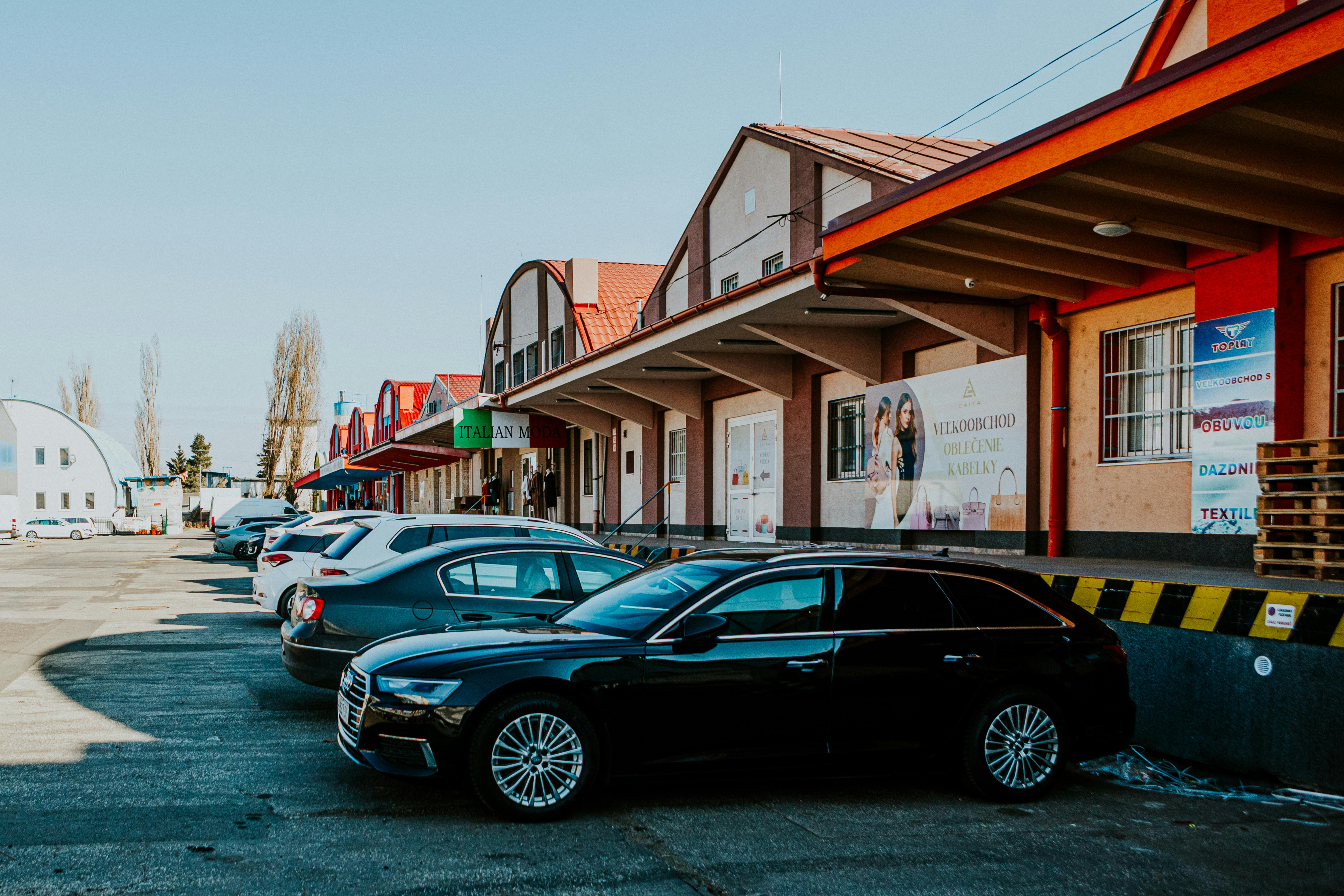 Commercial E‑Mobility Charging Depot Solutions for Fleet Electrification — Photo by Helena Jankovičová Kováčová on Pexels