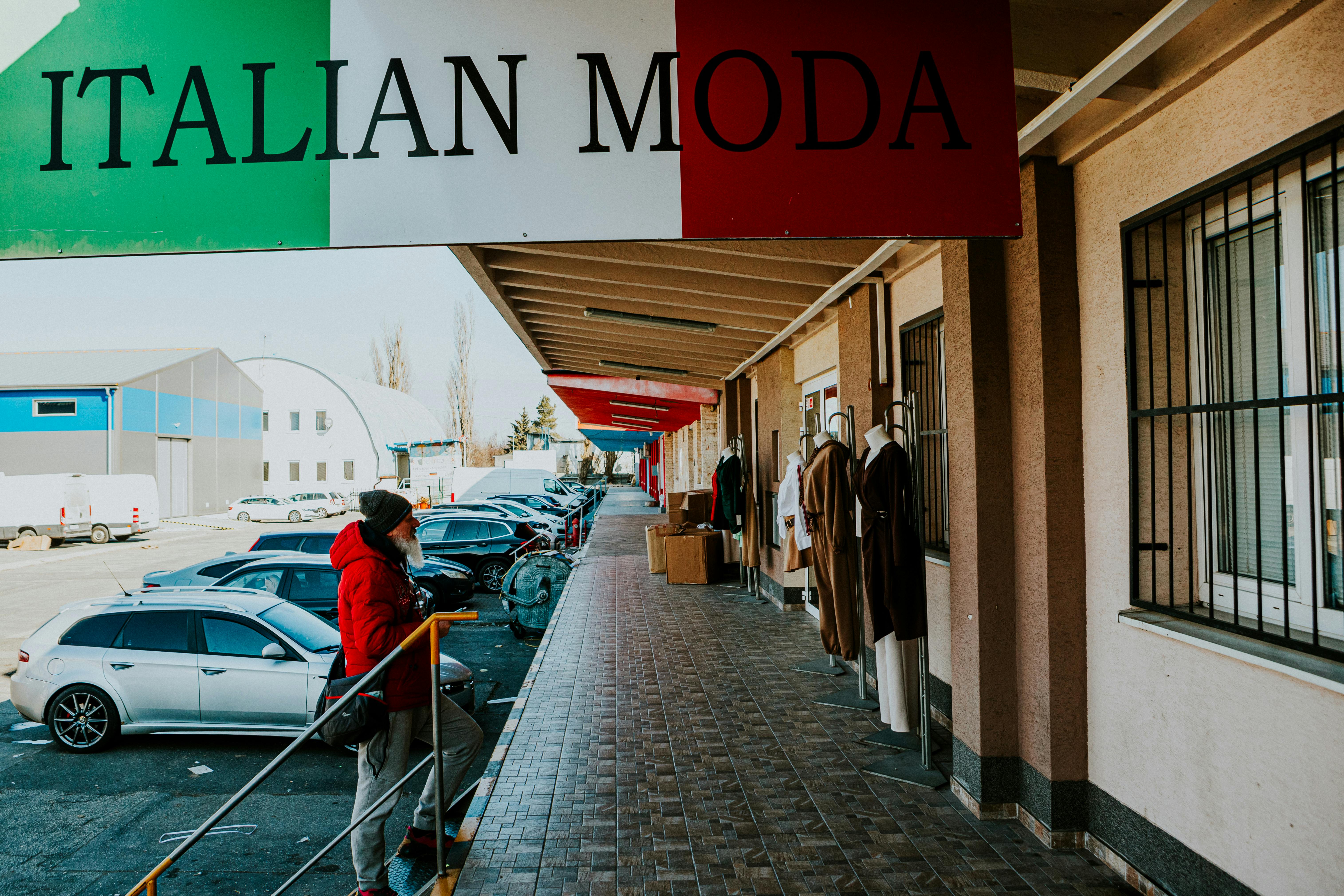 bezplatná Zimní den v italském módním obchodě, předvádění aut a figurín pod jasnou oblohou. Základová fotografie