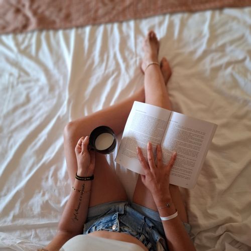 Reading in bed with a warm drink, by Filipa Moreira on Pexels
