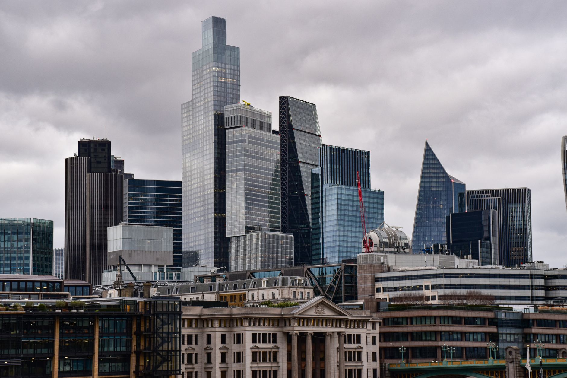 IMF警告特朗普伊朗战争影响英国经济,在英华人如何应对潜在经济波动