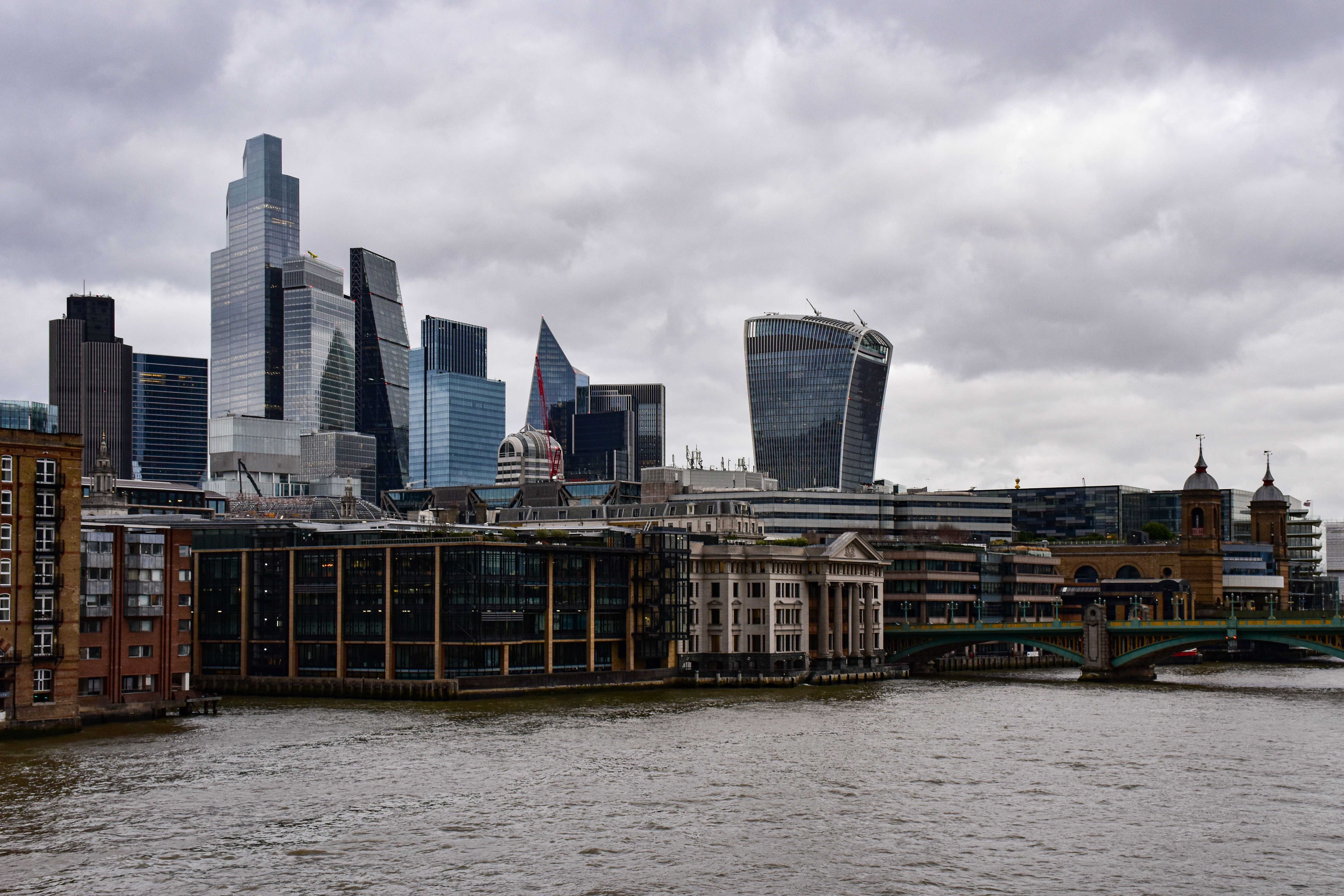 London bridge dan skyline untuk artikel biometrik visa UK