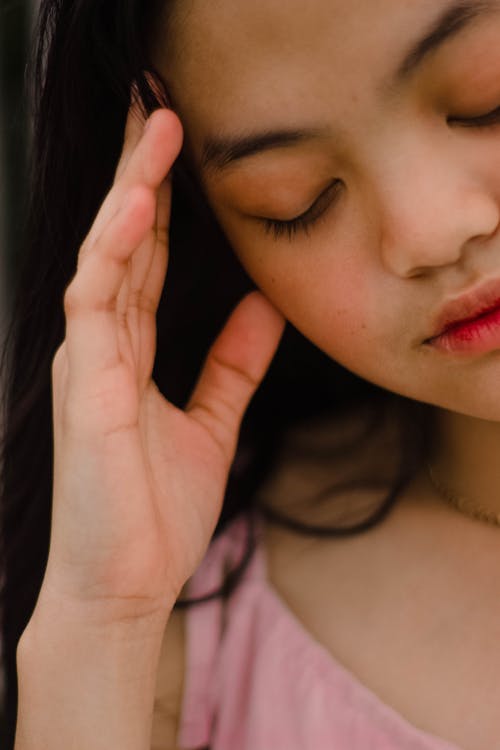 Vrouw Die Haar Hoofd Houdt