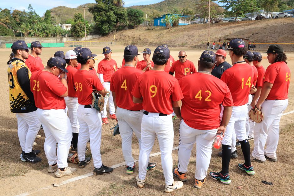 ミーティングで話し合う野球チームの選手たち