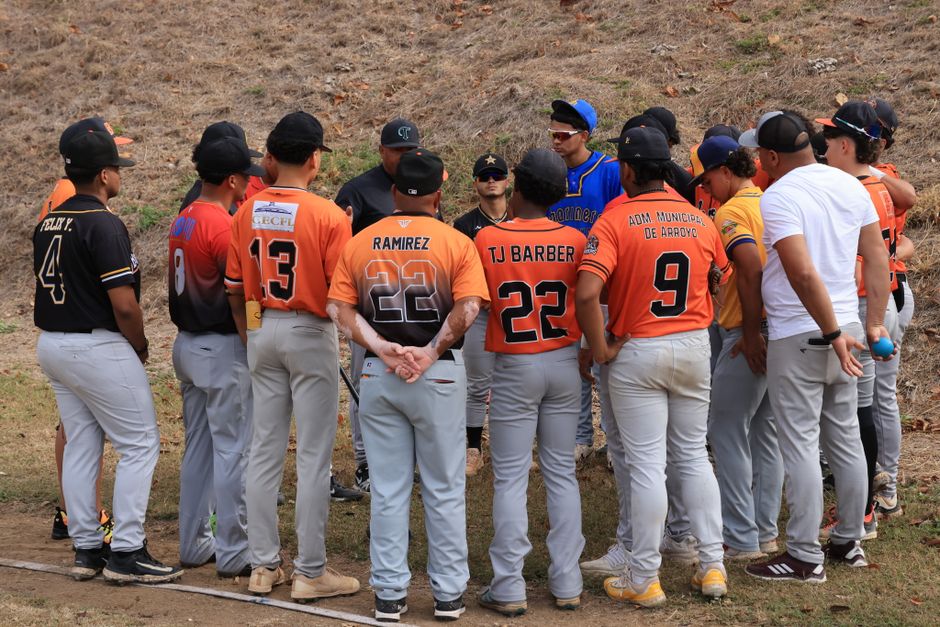 baseball players gathering on field dispute