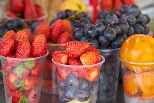 免費 杯草莓和混合水果 圖庫相片