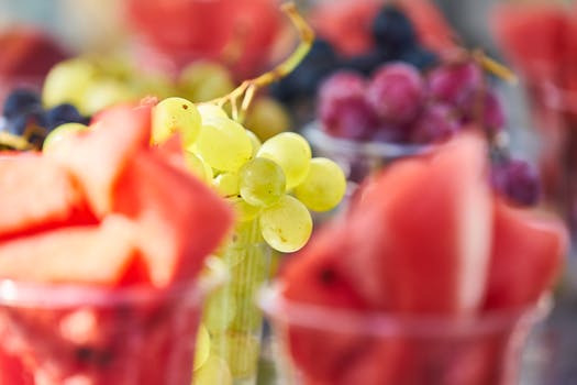 以柔和的焦点和充满活力的色调，捕捉了色彩缤纷的新鲜葡萄和西瓜片