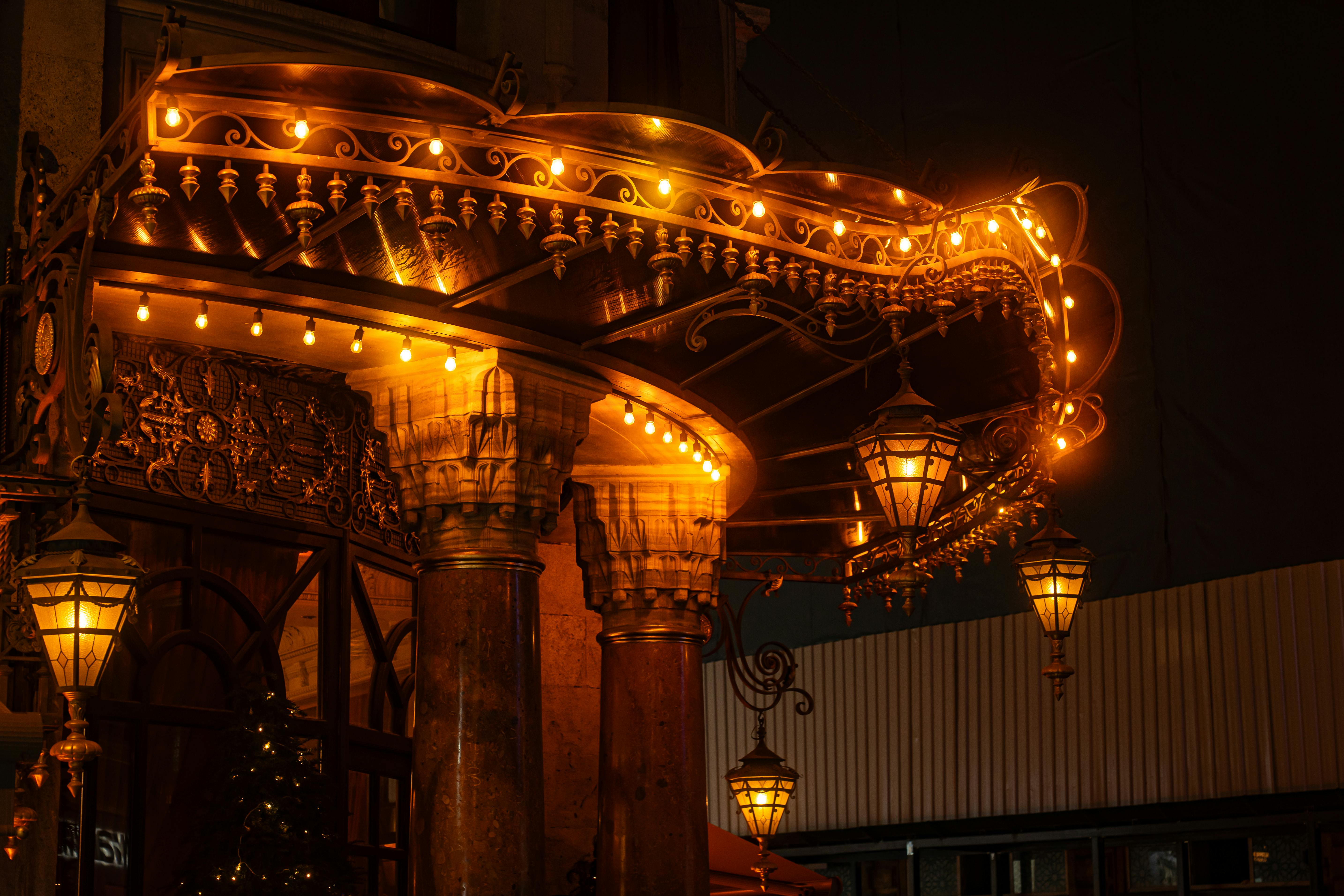 De franc Dosser d'època bellament il·luminat amb llums càlides, capturant un ambient elegant al vespre. Foto d'estoc