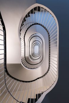 Geheimnisvolles Bauwerk: Treppe & Wendeltreppe in Szene