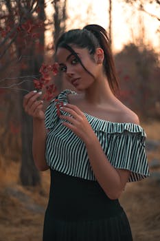 一位时尚女性在宁静的秋日森林中优雅摆姿，尽显风范