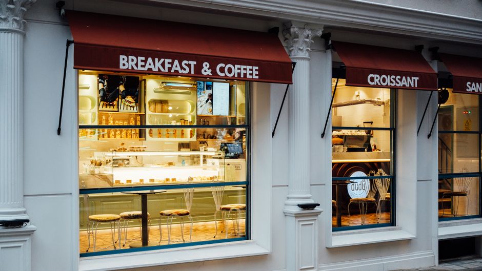 Print‑Ready Window Banner via AI