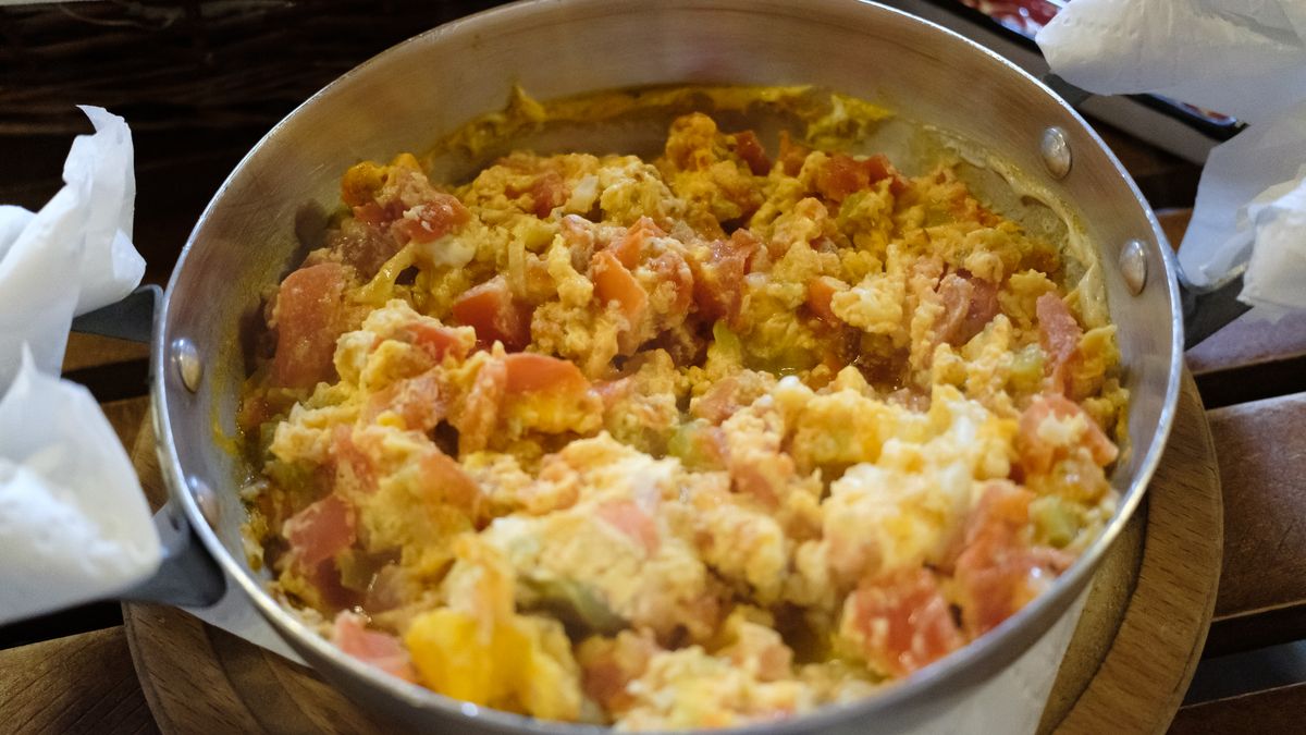 Scrambled eggs with tomato