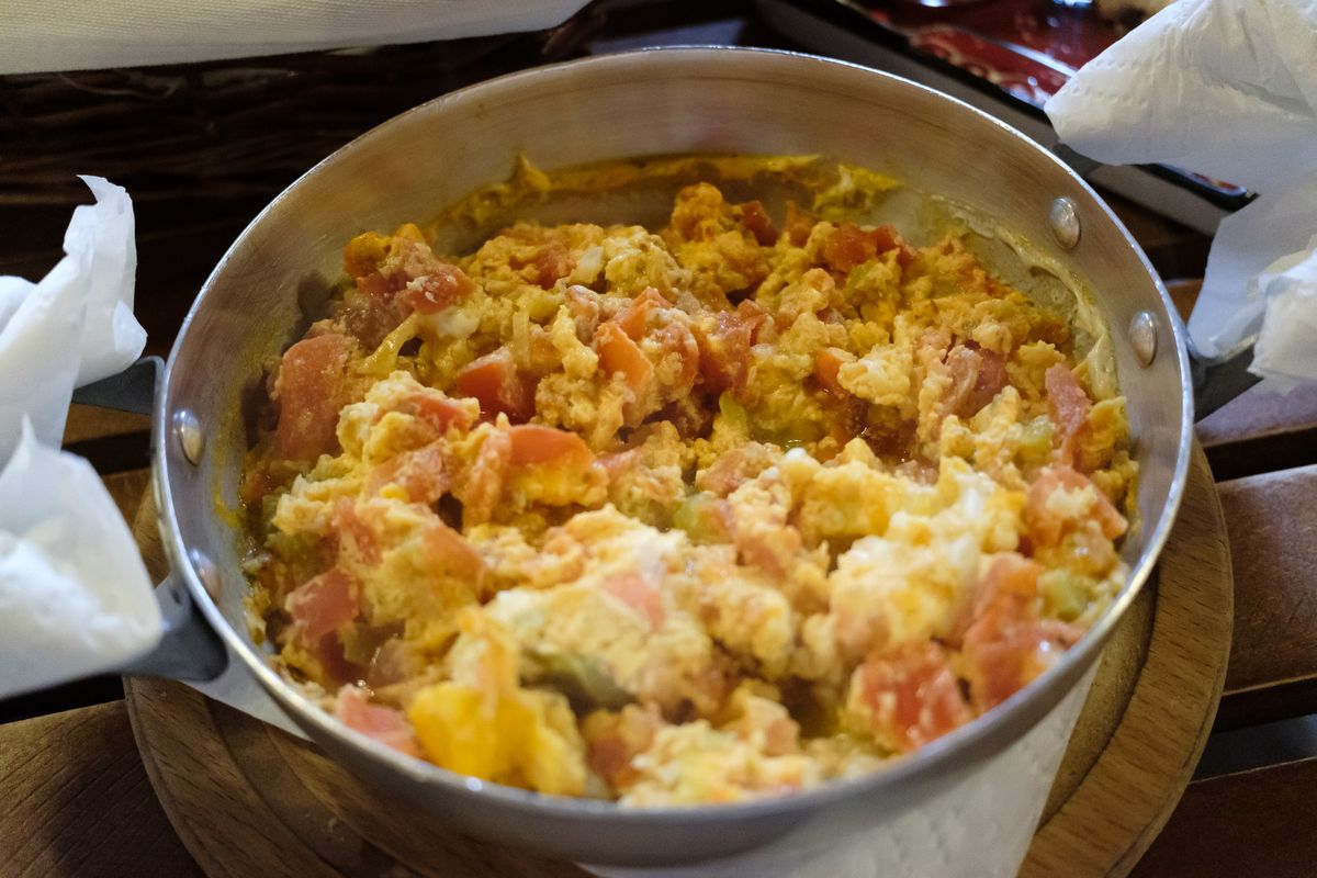 팬에서 부드럽게 볶아낸 토마토와 스크램블 계란
