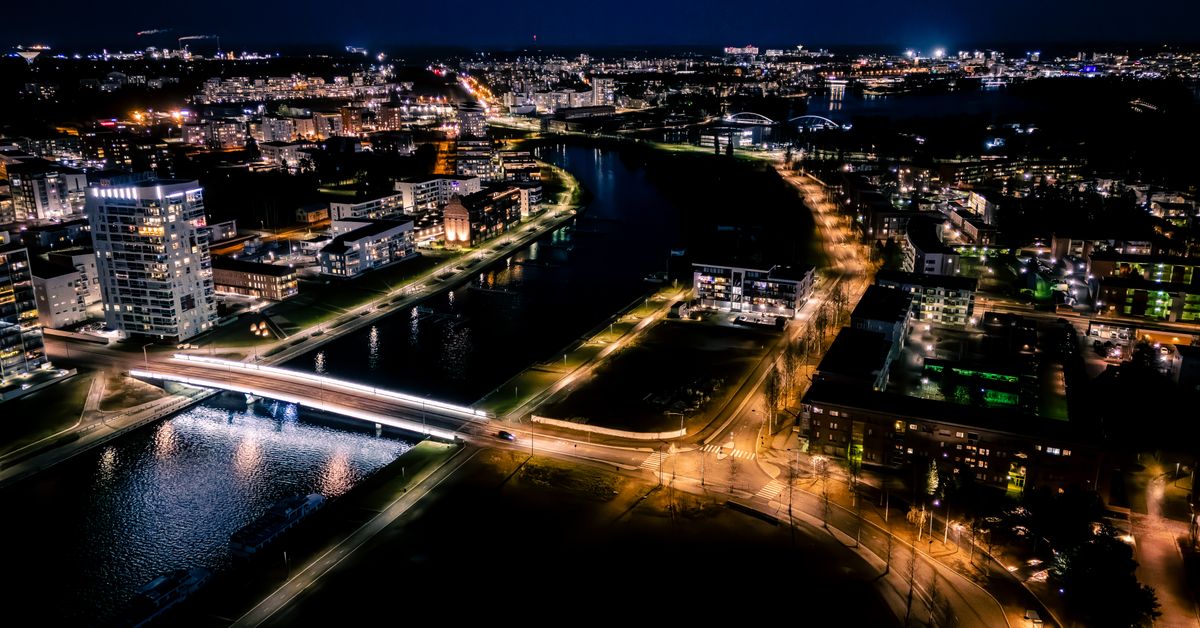 Vedere aeriană de noapte asupra unui oraș finlandez