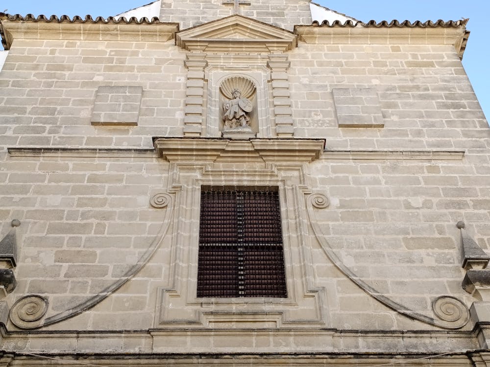 detalle de la fachada principal del monasterio