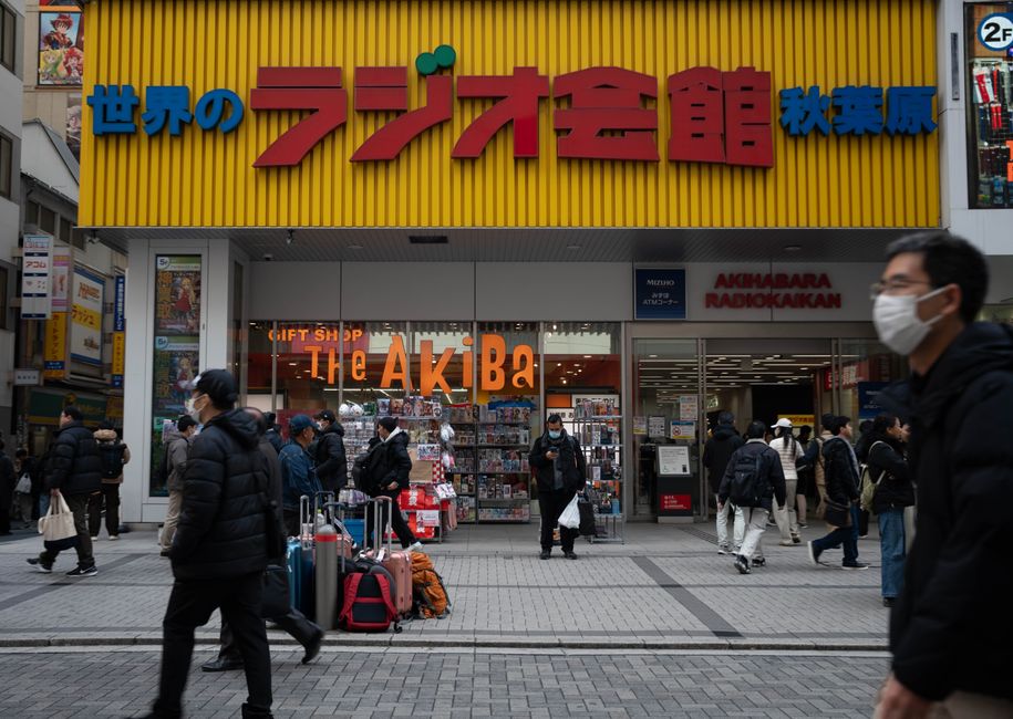 東京、秋葉原ラジオ会館の外で買い物をする人々。