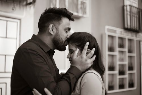 Free A couple shares a heartfelt embrace and kiss in Bengaluru, India. Stock Photo