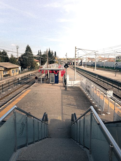 Free Empty train station platform in Sakarya, Türkiye, showcasing transportation infrastructure. Stock Photo