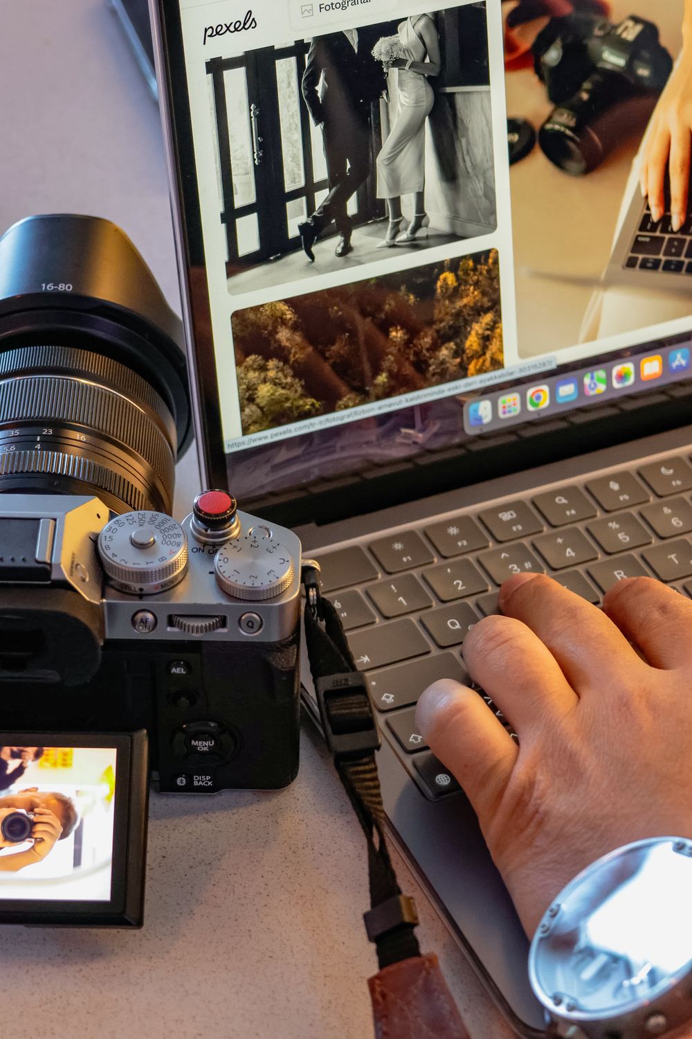 Fotografia profissional sendo preparada em computador