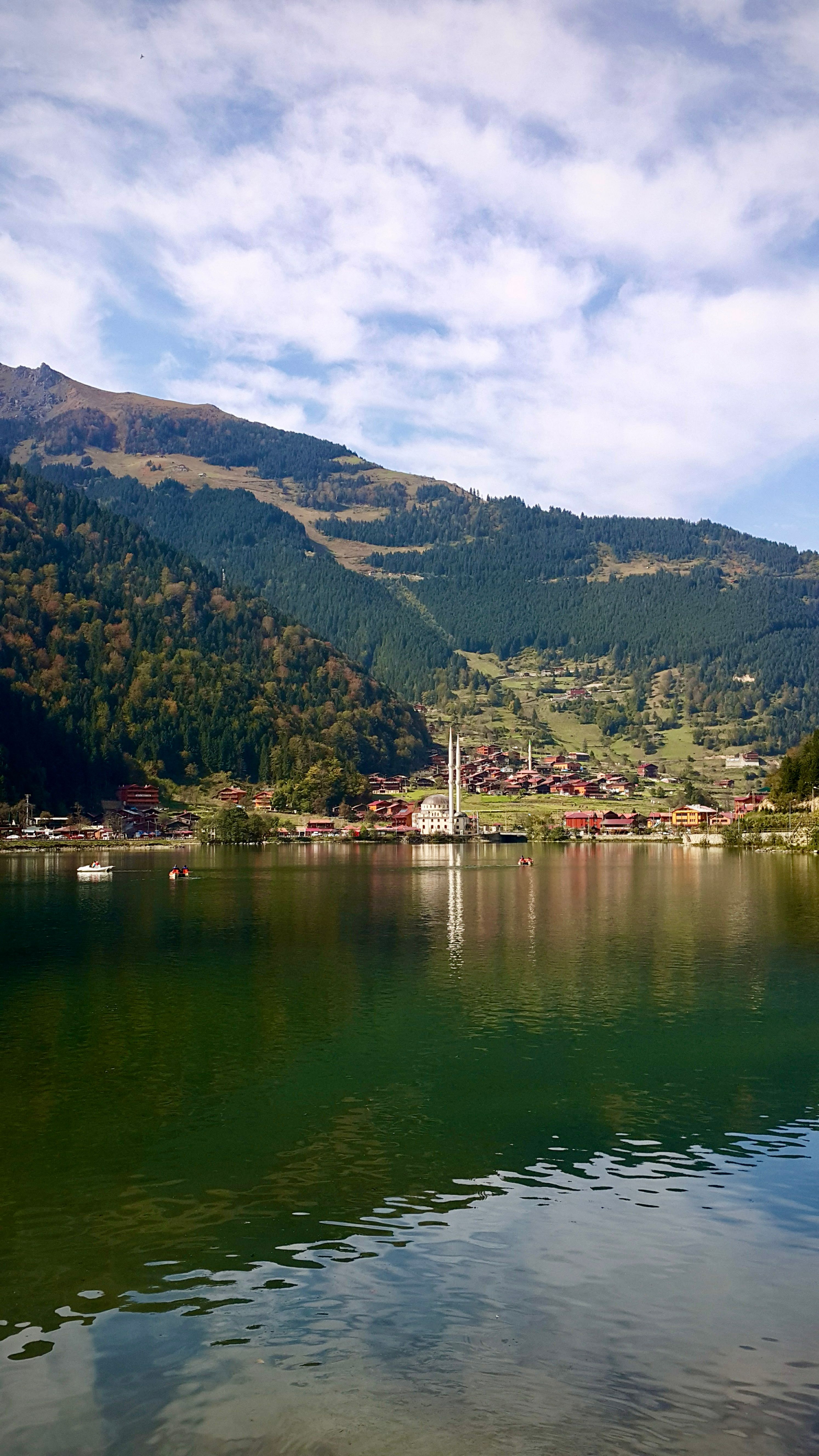 Picturesque view of Uzungöl Lake in Türkiye surrounded by lush mountains and serene scenery.