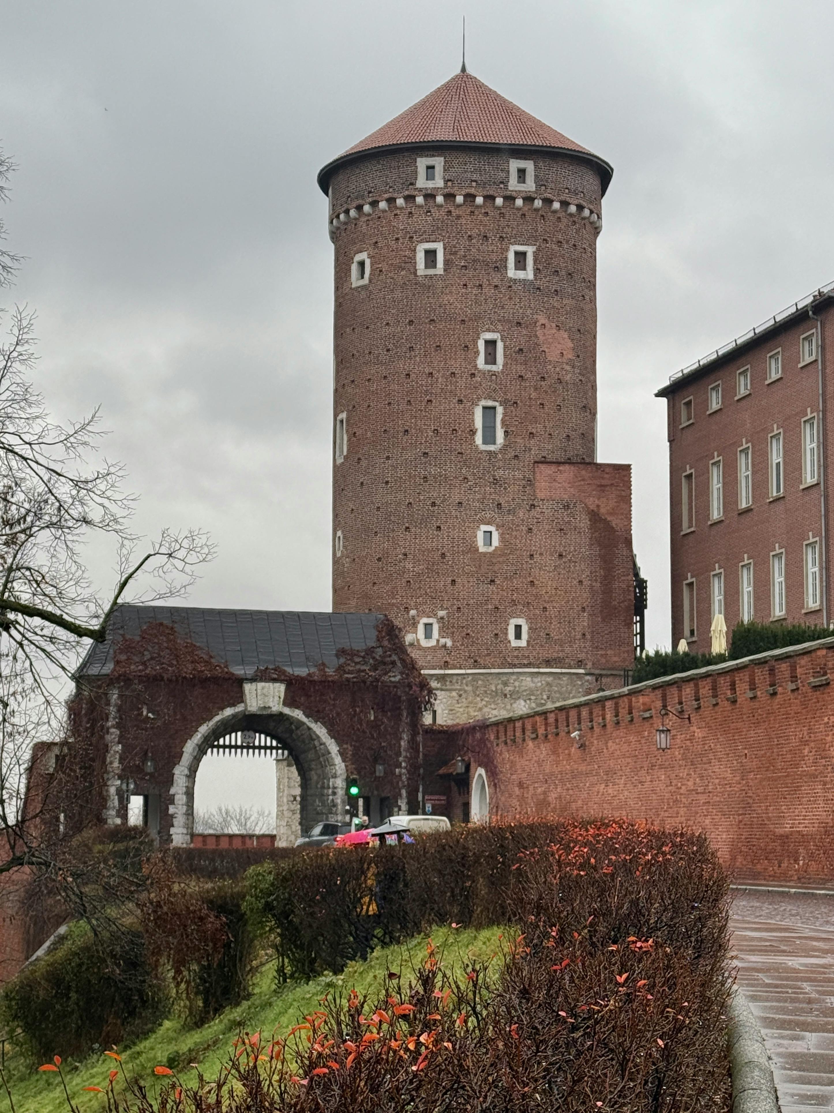 ingyenes Történelmi Wawel-kastély tornya az óváros varázsában egy felhős napon Krakkóban, Lengyelországban. Stockfotó